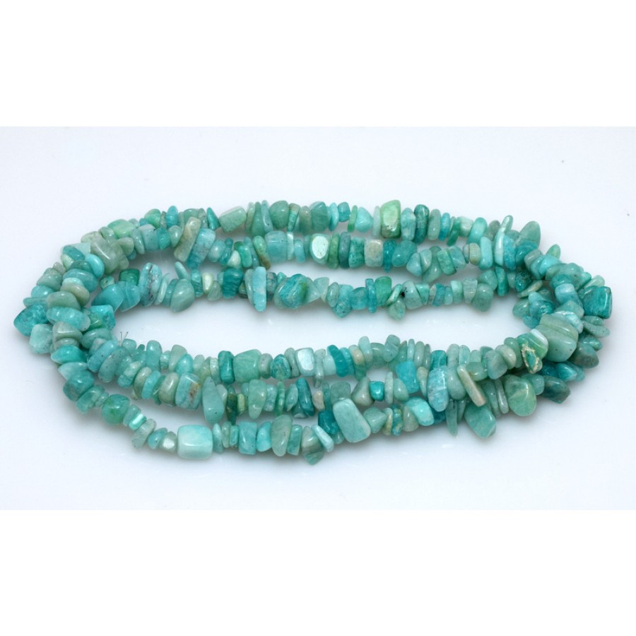 Αμαζονίτης (Amazonite) σε χρώμα γαλαζοπράσινο και σχήμα τσιπς.