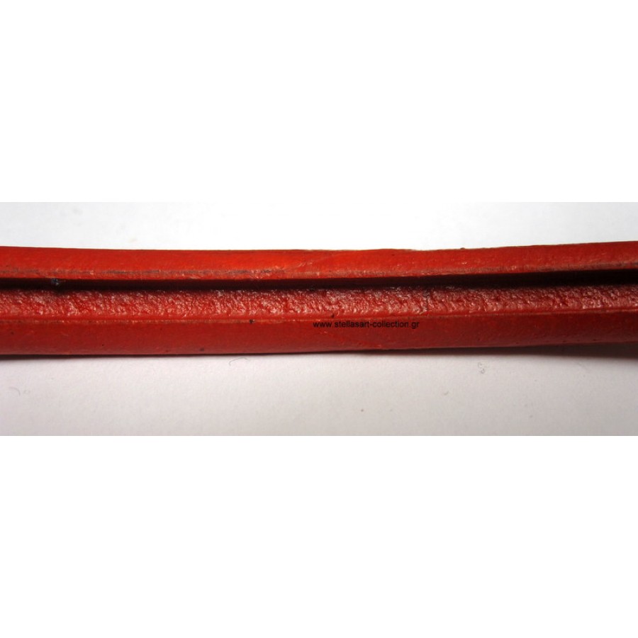 Πλακέ δέρμα σε κόκκινο χρώμα10x5mm ΜΕ κενό να το διακοσμήσετε οπως θέλετε.τιμη ανα μισό μετρο -50cm