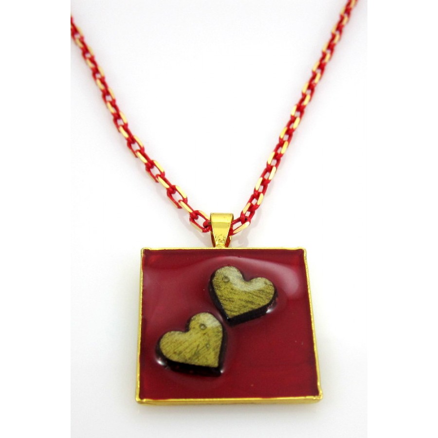 Έτοιμο εντυπωσιακό μεταλλικό τετράγωνο μενταγιόν με υγρό γυαλί με καρδιές σε κόκκινο φόντο με αλυσίδα σε κόκκινο χρυσό χρώμα