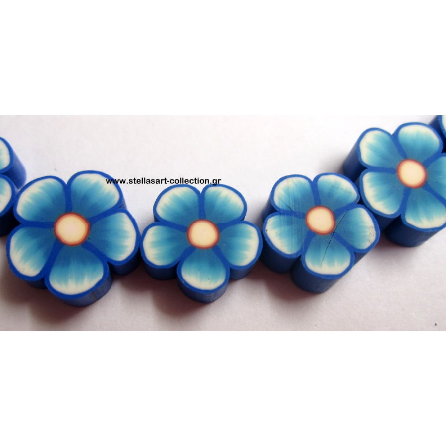 Fimo  μικρά πλακέ μπλε  λουλουδάκια με διαμπερή τρύπα. Η τιμή είναι ανά τεμάχιο