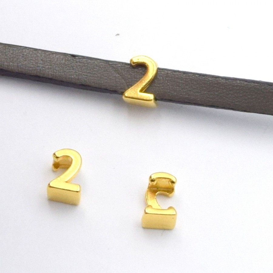 Γούρι με το νούμερο "2" περαστό grip-it για πλακέ κορδόνι 5x2,5mm επίχρυσο (24Κ)- ανά τεμάχιο