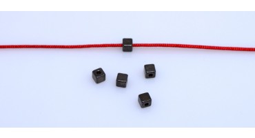Ορειχάλκινη χάνδρα κύβος 4mm με τρύπα Ø1,5 σε gun metal τιμή ανα τεμάχιo