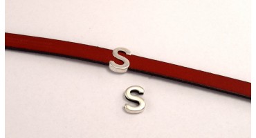 Μεταλλικό περαστό γράμμα ''S'' 15mm  σε ασημί αντικέ κατάλληλο για πλακέ κορδόνι 10x2mm τιμή ανα τεμάχιο