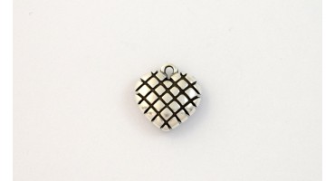 Μεταλλικό μενταγιόν καρδιά 14,5 x 15,6 mm με χάραξη σε ασημί αντικέ τιμή ανα τεμάχιο