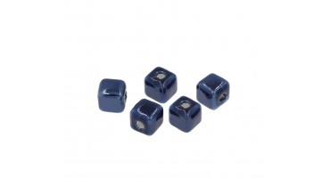Κεραμική χάντρα κύβος 8,5-8,9mm και τρύπα Ø2,3mm σε σκούρο μπλε, κατάλληλη για την κατασκευή κοσμημάτων και για γούρια-ανά τεμάχιο