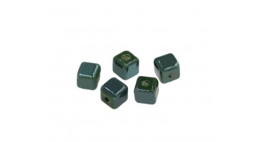 Κεραμική χάντρα κύβος 8,5-8,9mm και τρύπα Ø2,3mm σε πράσινο σκούρο πράσινο χρώμα, κατάλληλη για την κατασκευή κοσμημάτων και για γούρια-ανά τεμάχιο