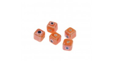 Κεραμικός κύβος με μάτι 8mm  σε πορτοκαλί χρώμα κατάλληλος για την κατασκευή κοσμημάτων-ανά τεμάχιο