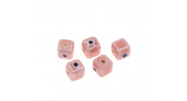Κεραμικός κύβος με μάτι 8mm  σε ροζ-σομών χρώμα κατάλληλος για την κατασκευή κοσμημάτων-ανά τεμάχιο.