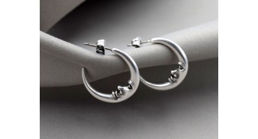 Σκουλαρίκια κρίκος μισοφέγγαρο με καρφί από τιτάνιο σε ασημί αντικέ-ανα ζευγάρι