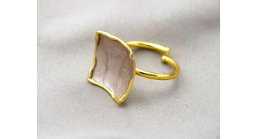 Χειροποίητο δαχτυλίδι τετράγωνο πομπέ από ορείχαλκο επιχρυσωμένο με εκρού-περλέ σμάλτο