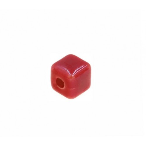 Κεραμική χάντρα κύβος μικρή 8,5-8,9mm (Ø2,3mm) σε κόκκινο-ανα τεμάχιο
