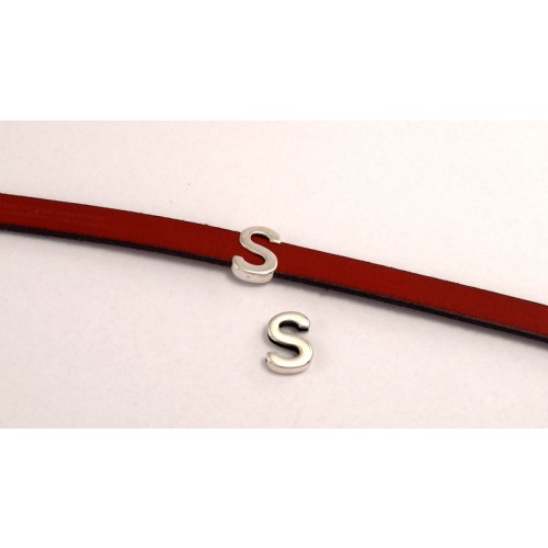 Μεταλλικό περαστό γράμμα ''S'' 15mm  σε ασημί αντικέ κατάλληλο για πλακέ κορδόνι 10x2mm τιμή ανα τεμάχιο