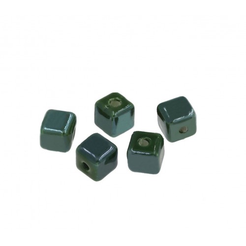 Κεραμική χάντρα κύβος 8,5-8,9mm και τρύπα Ø2,3mm σε πράσινο σκούρο πράσινο χρώμα, κατάλληλη για την κατασκευή κοσμημάτων και για γούρια-ανά τεμάχιο