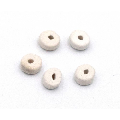 Κεραμική χάνδρα ροδέλα 5,3X2,5mm με τρύπα 1,2mm σε λευκό χρώμα  . Τιμή ανά συσκευασία 10τεμ