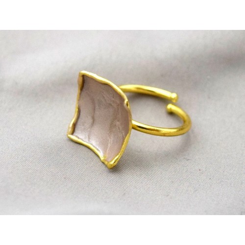 Χειροποίητο δαχτυλίδι τετράγωνο πομπέ από ορείχαλκο επιχρυσωμένο με εκρού-περλέ σμάλτο